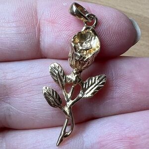 VINTAGE SOLID 14K GOLD ROSE FLOWER CHARM PENDANT FOR NECKLACE GREAT DETAILS